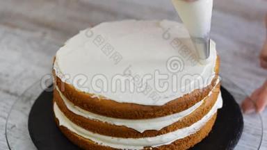 糕点厨师在厨房装饰蛋糕。 用菠萝馅做蛋糕。